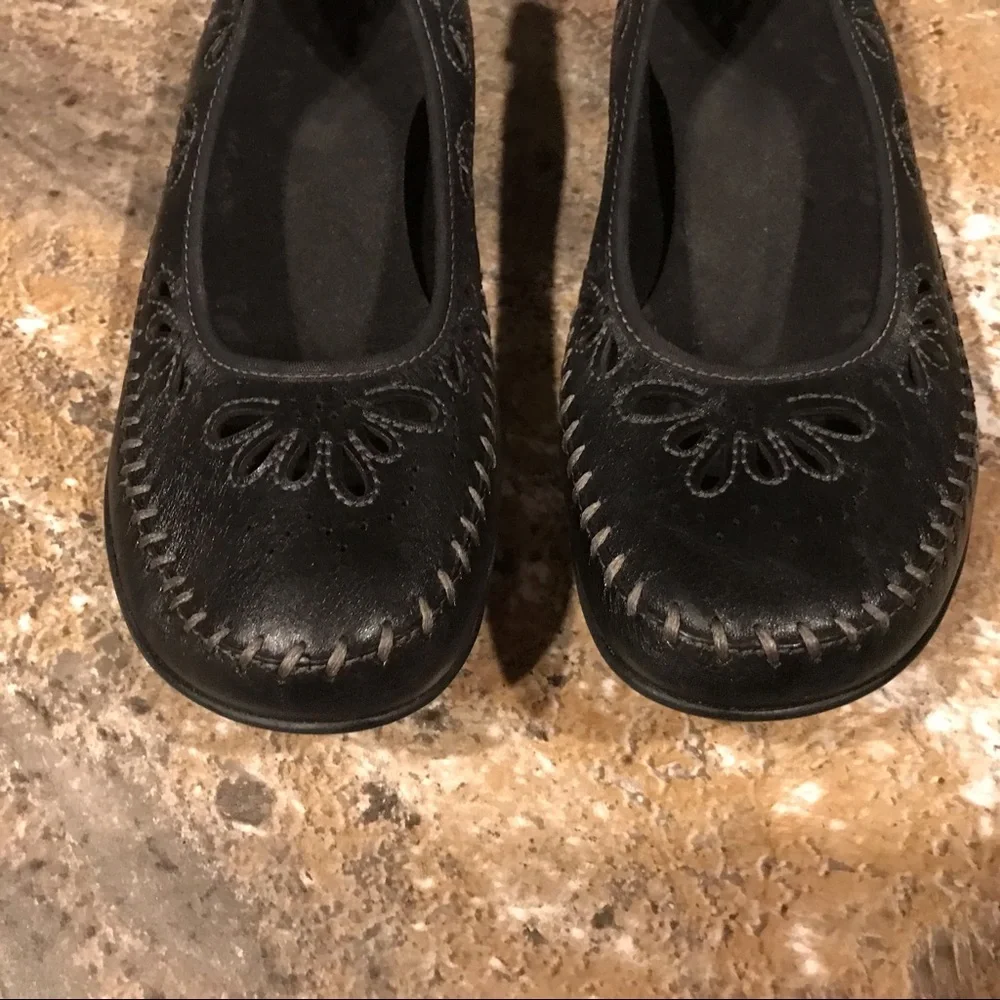 Earth Black Leather Shoes - Picture 2 of 11